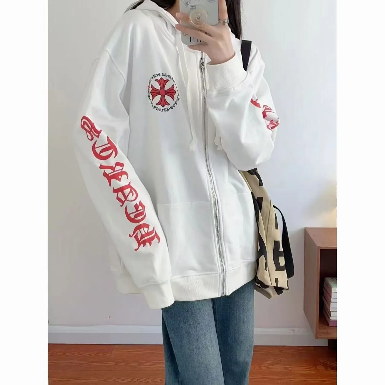 Q29—P230 -Chrome Hearts/Chrome Hearts printed zipper sweatshirt cardigan jacket -420 grams of high-density, high-quality wool, soft, delicate and skin-friendly, soft and silky to the touch, warm and skin-friendly -The hardware zipper accessories are all customized and full of details -Colour: black white -Size: S M L XL